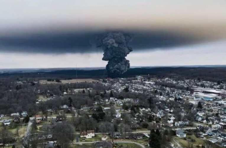 Tras explosión de tren tóxico en Ohio, habitantes dudan de regresar a sus casas