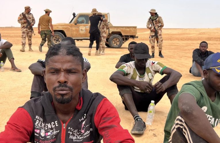 El drama de los migrantes africanos abandonados en la frontera entre Libia y Túnez
