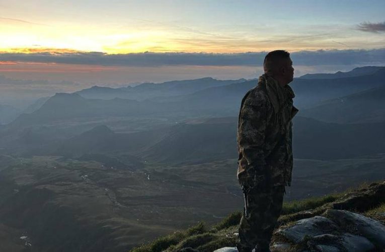 Tragedia: Soldado abre fuego en el entierro de su hijo y deja al menos doce muertos