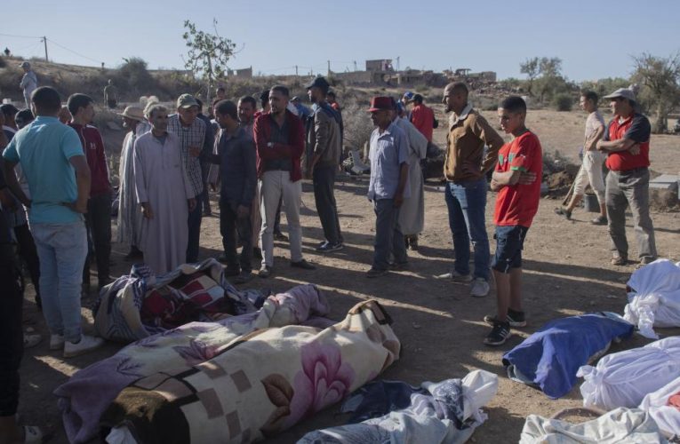 Terremoto en Marruecos: la aldea que entierra a uno de cada cuatro vecinos tras sismo