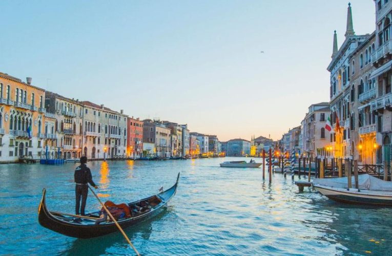 Venecia prohibirá los grandes grupos de turistas y los altavoces: ¿por qué?
