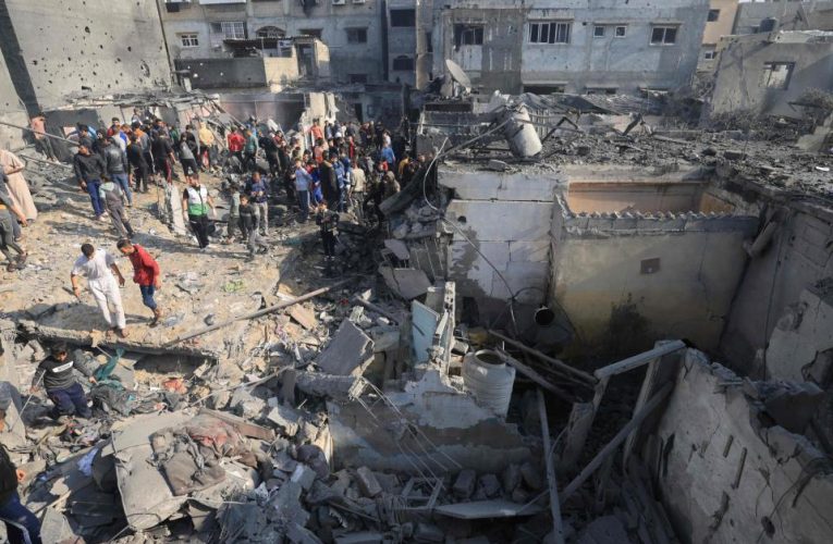 Vuelven bombardeos en Gaza tras fin de tregua: ‘De repente me despertó una explosión’