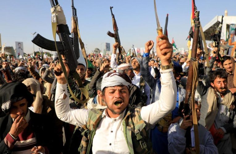 ¿Quiénes son los rebeldes hutíes de Yemen y por qué EE. UU. y Reino Unido los atacaron?