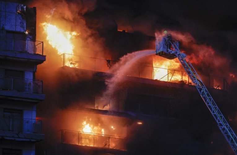 Videos: un gran incendio devora por completo un edificio de apartamentos en España