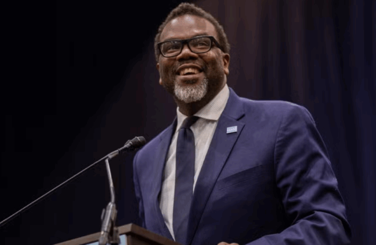 Acusan al alcalde de Chicago de implementar contrataciones basadas en criterios raciales