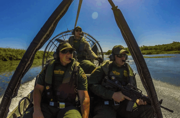 Agentes de CBP inspeccionaban una embarcación abandonada cuando encontraron algo que los impactó