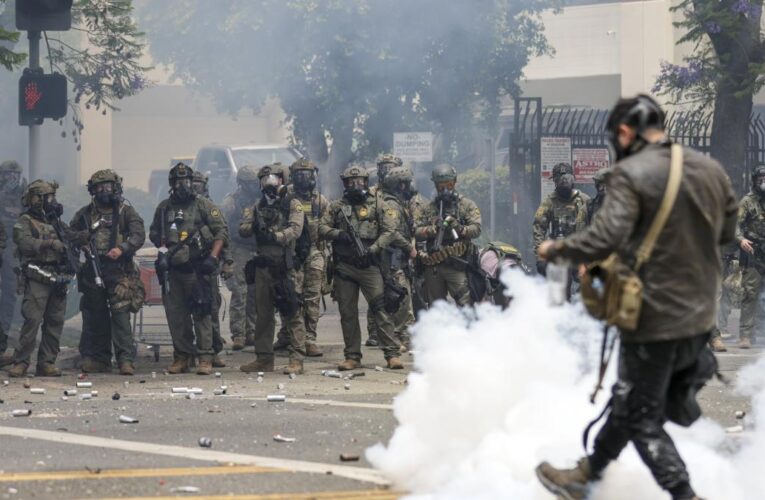 Enfrentamientos en Los Ángeles entre agentes de Inmigración y manifestantes por redadas en lugares de trabajo