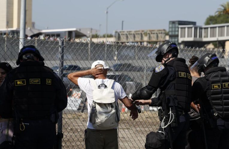 Los Ángeles declara toque de queda por enfrentamientos entre ciudadanos y fuerza pública en manifestaciones
